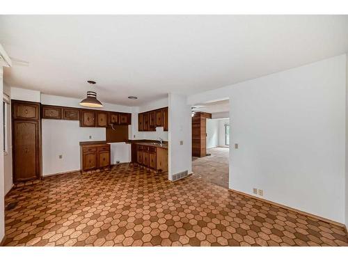 49-3302 50 Street Nw, Calgary, AB - Indoor Photo Showing Kitchen