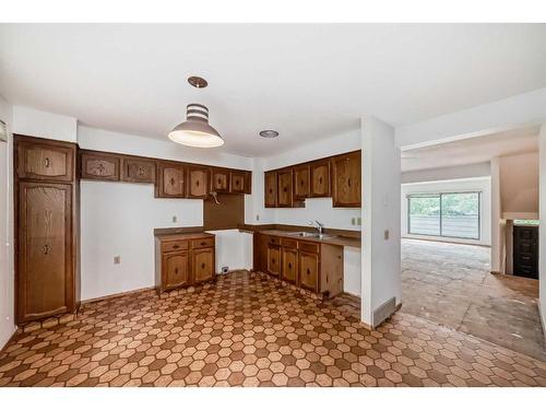 49-3302 50 Street Nw, Calgary, AB - Indoor Photo Showing Kitchen With Double Sink