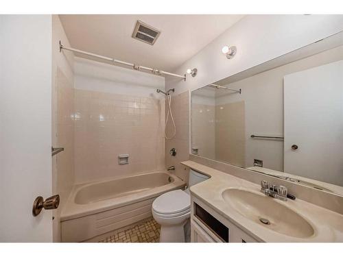 49-3302 50 Street Nw, Calgary, AB - Indoor Photo Showing Bathroom