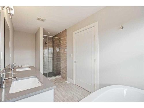 104-1804 34 Avenue Sw, Calgary, AB - Indoor Photo Showing Bathroom