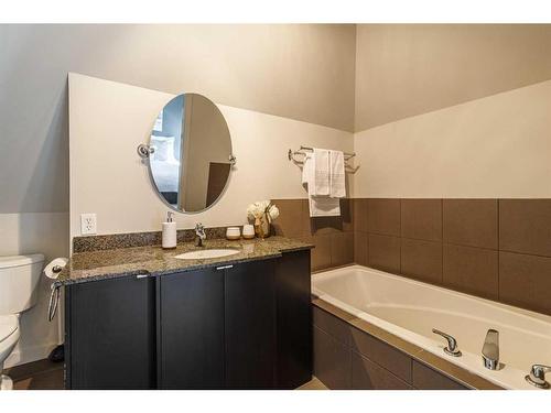 3-1820 34 Avenue Sw, Calgary, AB - Indoor Photo Showing Bathroom