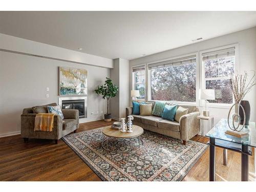 3-1820 34 Avenue Sw, Calgary, AB - Indoor Photo Showing Living Room