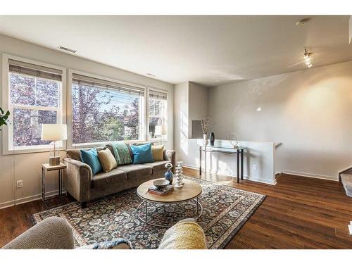 3-1820 34 Avenue Sw, Calgary, AB - Indoor Photo Showing Living Room