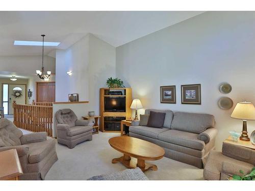 278 Hamptons Park Nw, Calgary, AB - Indoor Photo Showing Living Room