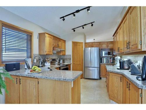 278 Hamptons Park Nw, Calgary, AB - Indoor Photo Showing Kitchen