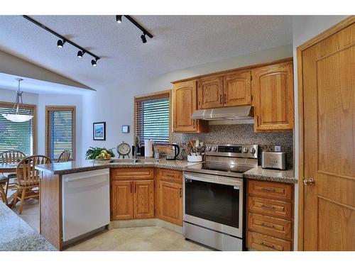 278 Hamptons Park Nw, Calgary, AB - Indoor Photo Showing Kitchen