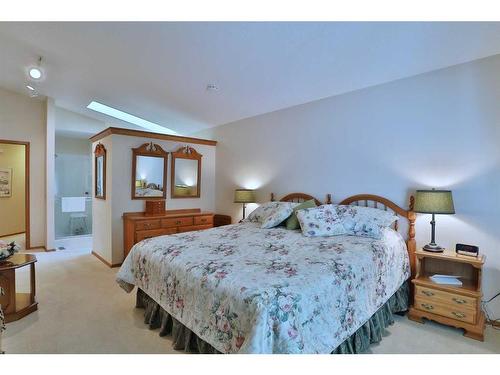 278 Hamptons Park Nw, Calgary, AB - Indoor Photo Showing Bedroom