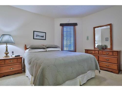 278 Hamptons Park Nw, Calgary, AB - Indoor Photo Showing Bedroom