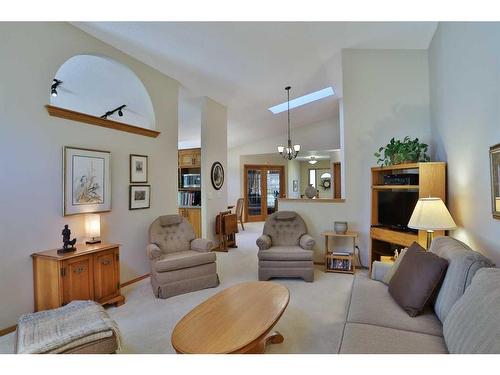 278 Hamptons Park Nw, Calgary, AB - Indoor Photo Showing Living Room