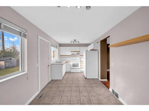 323 Martinbrook Place Ne, Calgary, AB - Indoor Photo Showing Kitchen