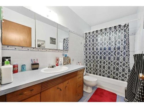 1210 Grey Street, Carstairs, AB - Indoor Photo Showing Bathroom