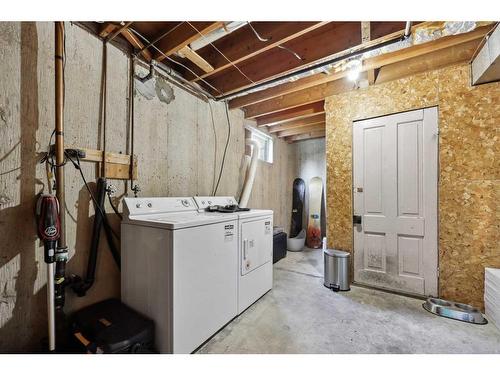 1210 Grey Street, Carstairs, AB - Indoor Photo Showing Laundry Room