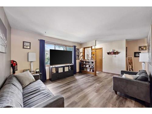 1210 Grey Street, Carstairs, AB - Indoor Photo Showing Living Room