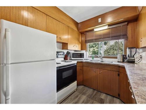 1210 Grey Street, Carstairs, AB - Indoor Photo Showing Kitchen With Double Sink