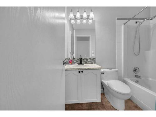 2435 Morris Crescent Se, Airdrie, AB - Indoor Photo Showing Bathroom