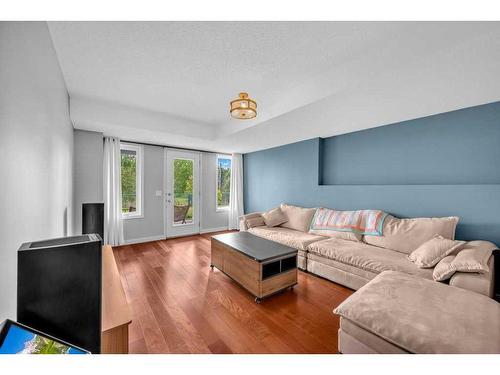 2435 Morris Crescent Se, Airdrie, AB - Indoor Photo Showing Living Room