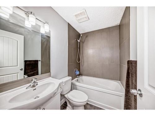 21 Rundlelawn Court Ne, Calgary, AB - Indoor Photo Showing Bathroom