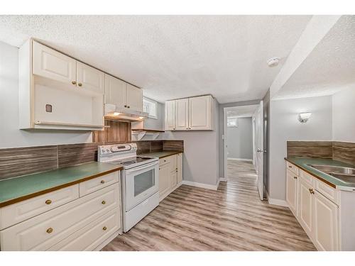 21 Rundlelawn Court Ne, Calgary, AB - Indoor Photo Showing Kitchen