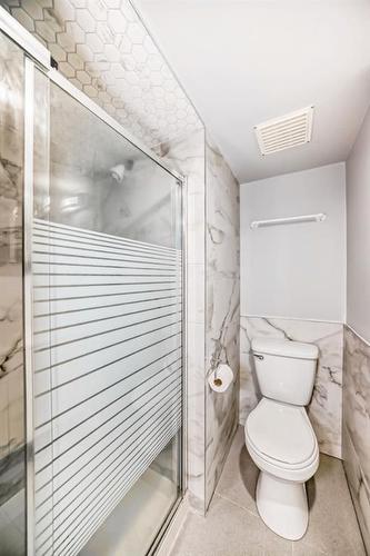 21 Rundlelawn Court Ne, Calgary, AB - Indoor Photo Showing Bathroom