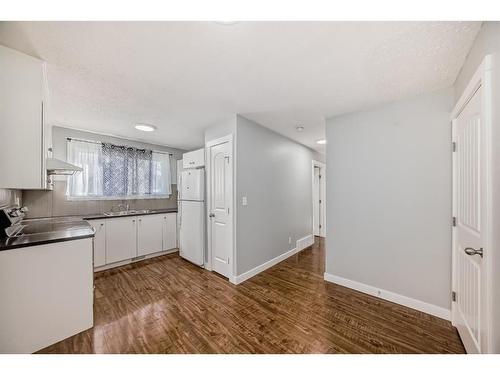 21 Rundlelawn Court Ne, Calgary, AB - Indoor Photo Showing Kitchen