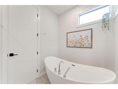 #1-632 56 Ave Sw, Calgary, AB - Indoor Photo Showing Bathroom