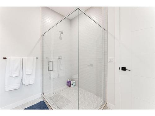 #1-632 56 Ave Sw, Calgary, AB - Indoor Photo Showing Bathroom