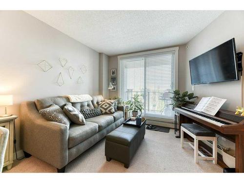 413-10 Kincora Glen Park Nw, Calgary, AB - Indoor Photo Showing Living Room