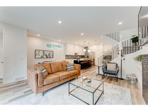 #1-632 56 Ave Sw, Calgary, AB - Indoor Photo Showing Living Room