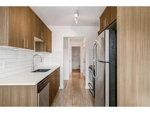 302-312 15 Avenue Ne, Calgary, AB - Indoor Photo Showing Kitchen With Stainless Steel Kitchen With Double Sink With Upgraded Kitchen