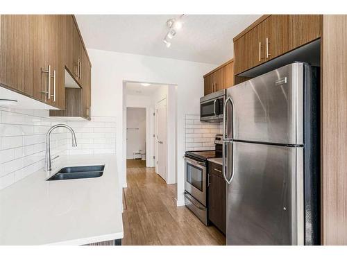 302-312 15 Avenue Ne, Calgary, AB - Indoor Photo Showing Kitchen With Stainless Steel Kitchen With Double Sink With Upgraded Kitchen