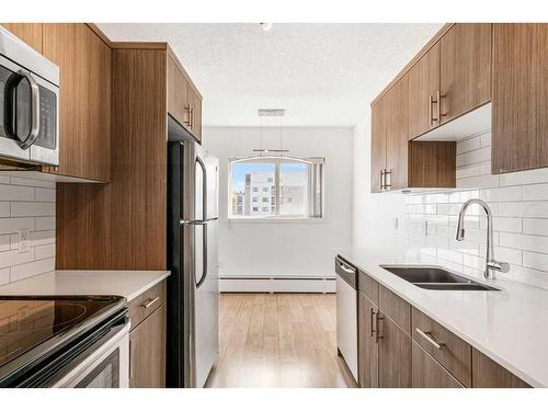 302-312 15 Avenue Ne, Calgary, AB - Indoor Photo Showing Kitchen With Stainless Steel Kitchen With Double Sink With Upgraded Kitchen