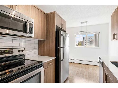 302-312 15 Avenue Ne, Calgary, AB - Indoor Photo Showing Kitchen With Stainless Steel Kitchen With Upgraded Kitchen