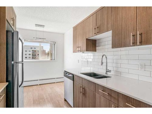 302-312 15 Avenue Ne, Calgary, AB - Indoor Photo Showing Kitchen With Stainless Steel Kitchen With Double Sink With Upgraded Kitchen