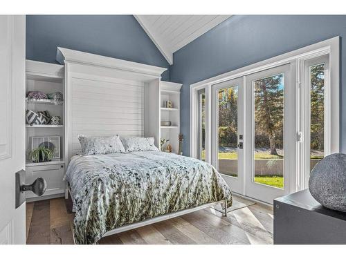 330008 Highway 22 West Highway, Rural Foothills County, AB - Indoor Photo Showing Bedroom