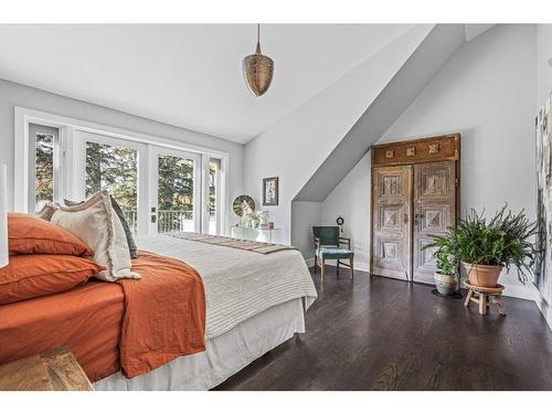 330008 Highway 22 West Highway, Rural Foothills County, AB - Indoor Photo Showing Bedroom