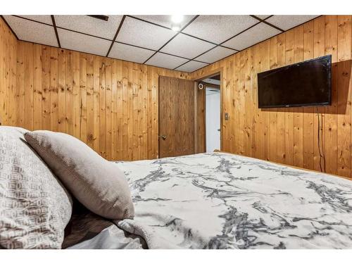 535 Markerville Road Ne, Calgary, AB - Indoor Photo Showing Bedroom