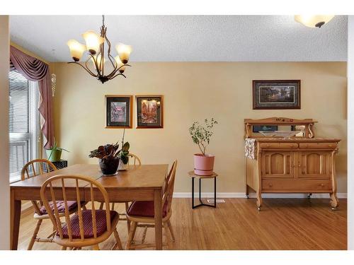 104 Edgedale Drive Nw, Calgary, AB - Indoor Photo Showing Dining Room