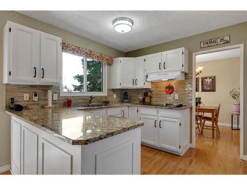 104 Edgedale Drive Nw, Calgary, AB - Indoor Photo Showing Kitchen