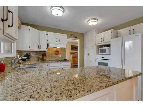 104 Edgedale Drive Nw, Calgary, AB - Indoor Photo Showing Kitchen With Double Sink