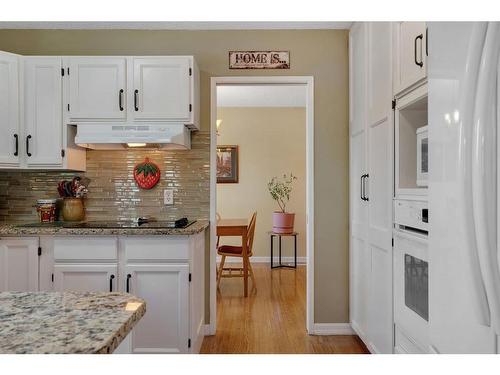 104 Edgedale Drive Nw, Calgary, AB - Indoor Photo Showing Kitchen