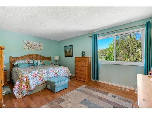 104 Edgedale Drive Nw, Calgary, AB - Indoor Photo Showing Bedroom