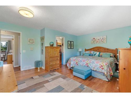 104 Edgedale Drive Nw, Calgary, AB - Indoor Photo Showing Bedroom