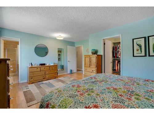 104 Edgedale Drive Nw, Calgary, AB - Indoor Photo Showing Bedroom