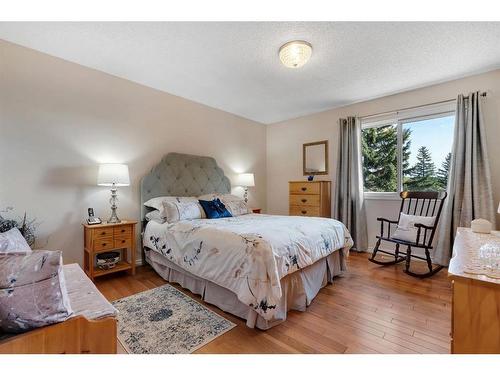 104 Edgedale Drive Nw, Calgary, AB - Indoor Photo Showing Bedroom