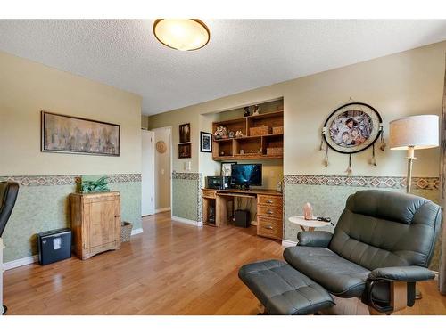 104 Edgedale Drive Nw, Calgary, AB - Indoor Photo Showing Living Room