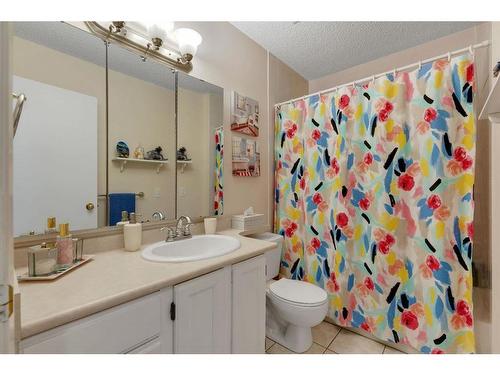 104 Edgedale Drive Nw, Calgary, AB - Indoor Photo Showing Bathroom