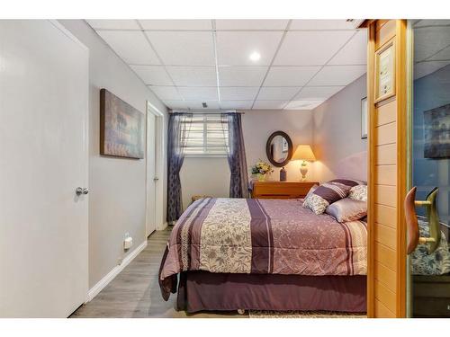 104 Edgedale Drive Nw, Calgary, AB - Indoor Photo Showing Bedroom