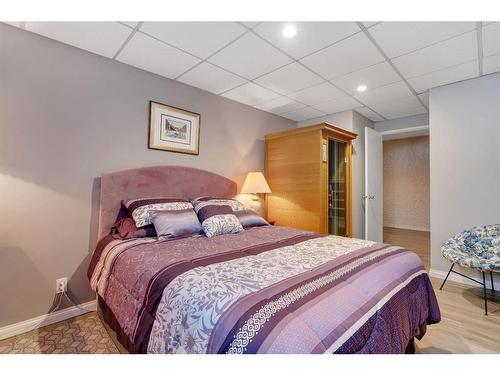 104 Edgedale Drive Nw, Calgary, AB - Indoor Photo Showing Bedroom