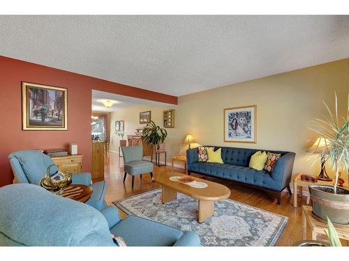 104 Edgedale Drive Nw, Calgary, AB - Indoor Photo Showing Living Room