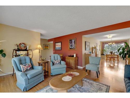 104 Edgedale Drive Nw, Calgary, AB - Indoor Photo Showing Living Room